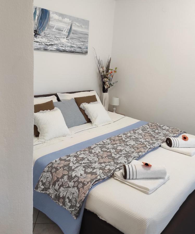 Romantic Sonja, Beachfront Appartement